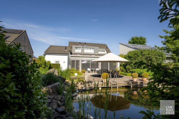 Villa (336m²) met 3 slaapkamers en een zwemvijver op een perceel van 1.219m²! 