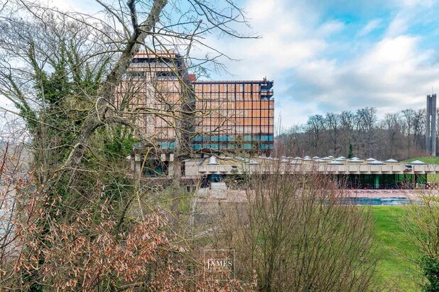 Watermael-Boitsfort: cozy modern top-floor apartment with 2 bedrooms, an office, and parking spaces