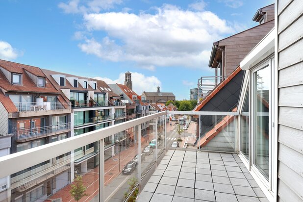 Appartement met unieke terrassen gelegen op wandelafstand van de zee en de winkels.