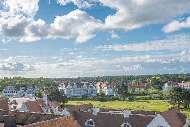 Uitzonderlijke nieuwbouw duplex-appartement op een toplocatie met zijdelings zeezicht.