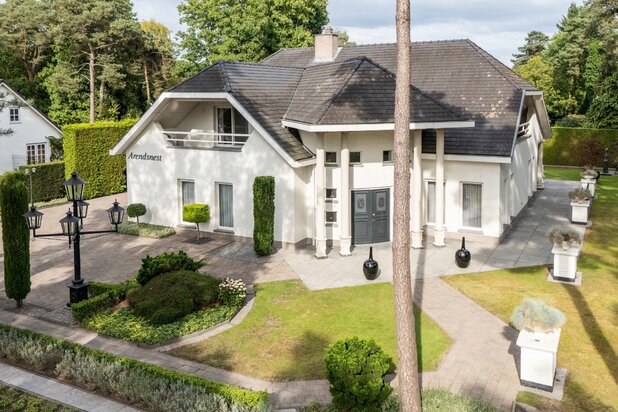 Riante villa (maar liefst 454m² woonopp.) vlakbij Nederland