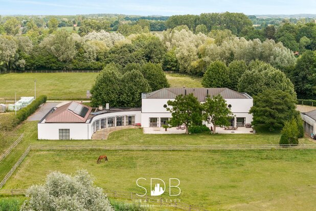 Prachtige villa met hippische accommodatie en graslanden mogelijkheid tot 23 ha