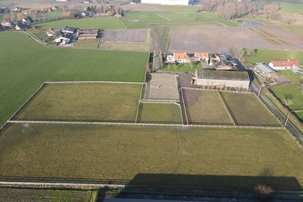Landelijke villa met bijgebouwen en graslanden op 23.740m²
