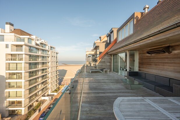 Penthouse duplex élégant avec grande terrasse et vue latérale sur la mer