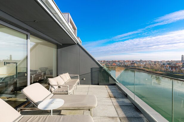 Luxury apartment with frontal view of Lake Zegemeer