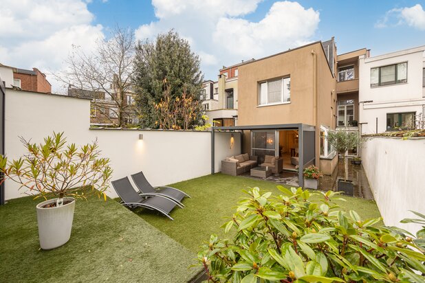 Stijlvol gerenoveerde gezinswoning met 5 slaapkamers in hartje Berchem.