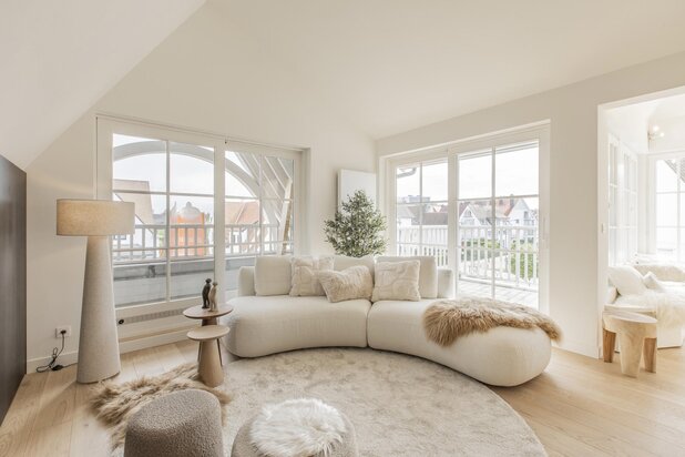 Volledig gerenoveerde penthouse in villa-residentie