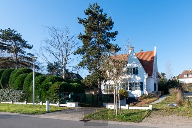 Large villa on 1533m² centrally located in the Simli district of Nieuwpoort-Bad.