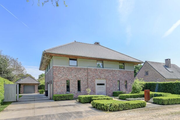 High quality finished 3 bedroom villa with 2 bathrooms. The house is situated on a plot of 13a 57ca in total, beautifully landscaped and fenced garden with spacious garage.