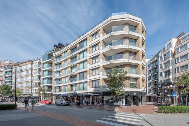 Hedendaags appartement genietend van een open zicht, centraal gelegen op de Kustlaan in het Zoute.