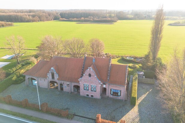 Ruime karakterhoeve met uitzonderlijk open landschap