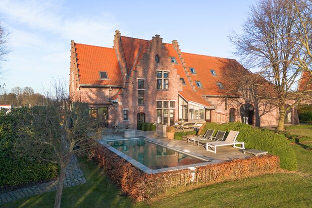 Ruime karakterhoeve met uitzonderlijk open landschap