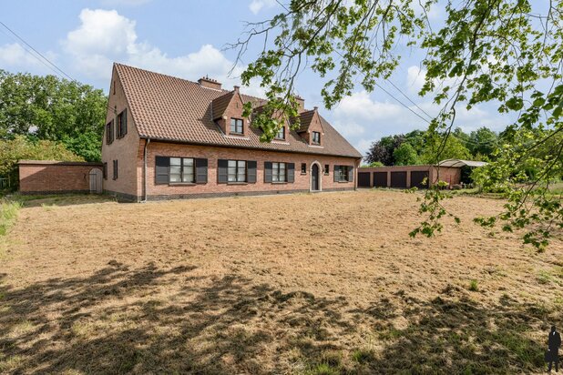 Super gelegen villa met 6 slk en 5 garages op 11.641 m².