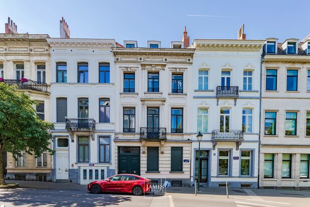 Une maison de maître de caractère avec son arrière-maison