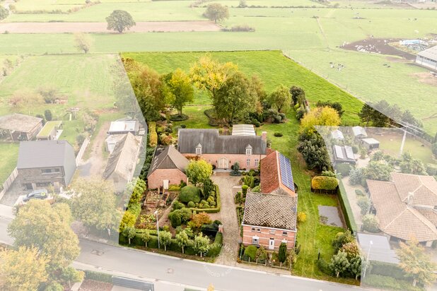 Koetsierswoning met schuur op ca. 12.800 m²
