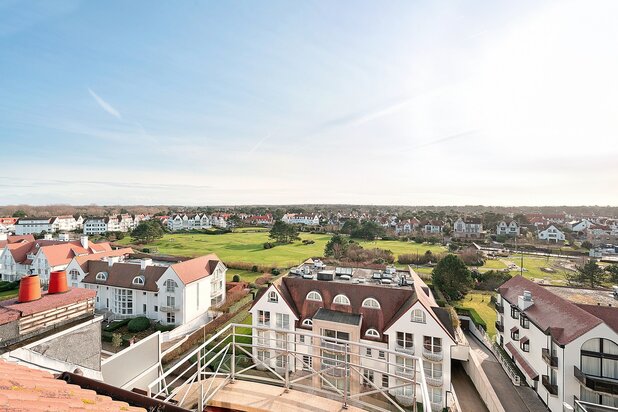 Zonnig gerenoveerd duplex penthouse appartement te Zoute