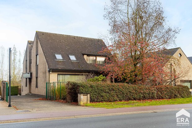 Spacieuse villa 476 m²: 5 ch., 2 gar., jardin & bien-être