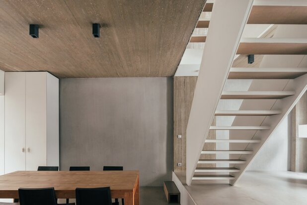 Architecturale stadswoning met commercieel gelijkvloers