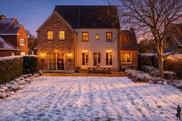 Villa met 4 tot 5 slaapkamers, weiland en paardenstallen (2)