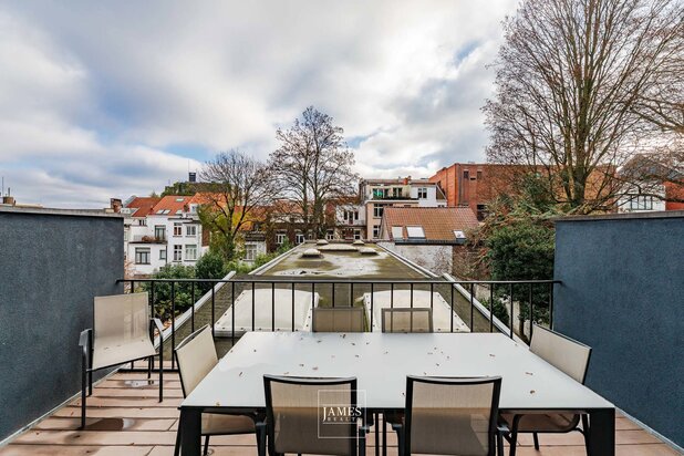 Une maison avec garage au Jardin du Roi