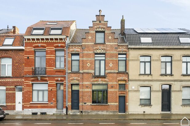 GERENOVEERDE HERENWONING MET 4 SLPKS, 2 BADKAMERS, TUIN EN GARAGE