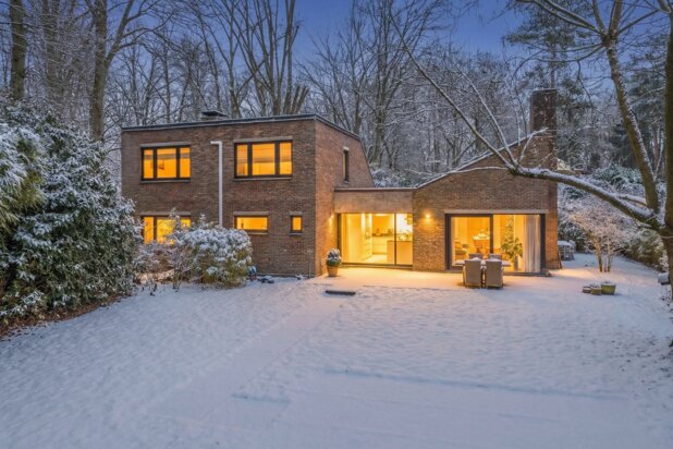 Karakterwoning met brutalistische gevel  in Hof ter Linden