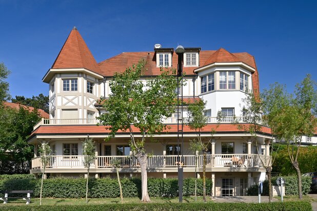 Prachtig hoekappartement met ruime terrassen in exclusieve villaresidentie in het hart van het Zoute