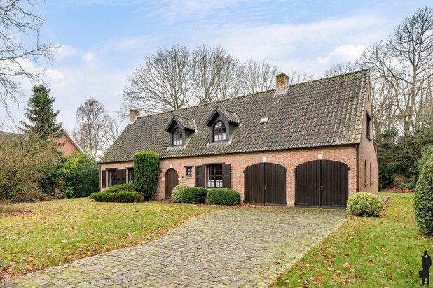Te renoveren villa, in een bijzonder groene en residentiële omgeving! 