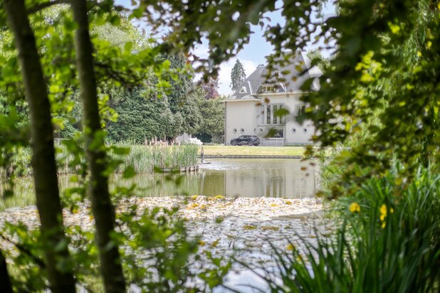 Prachtig gerenoveerde villa op 2Ha groen.