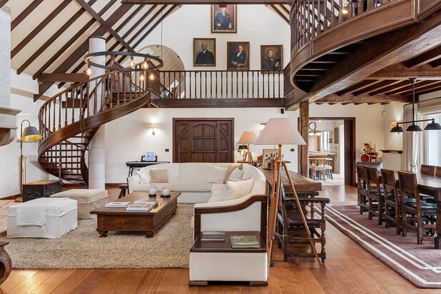 Riant landhuis met bijgebouwen op een perceel van 12 hectare