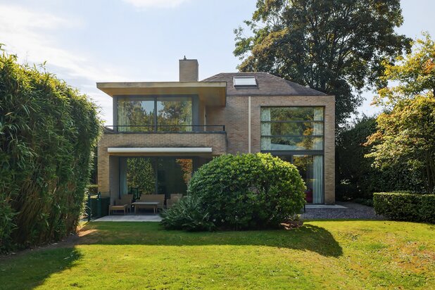 Superb contemporary villa just a stone’s throw from Dumon Square