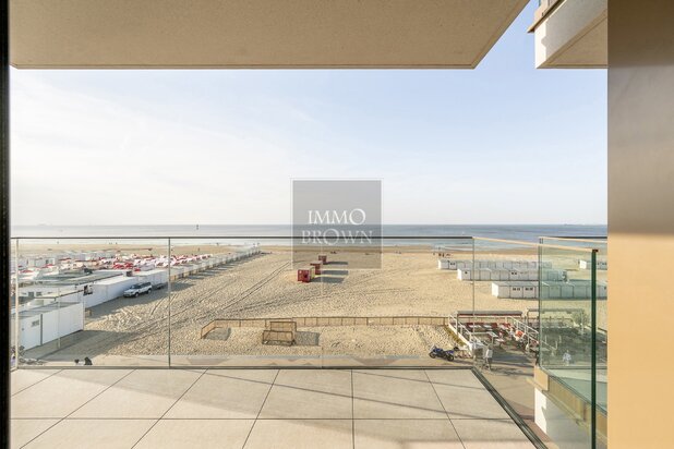 Ruim nieuwbouw appartement met frontaal zeezicht te koop in het Zoute met terrassen en een staanplaats in het gebouw