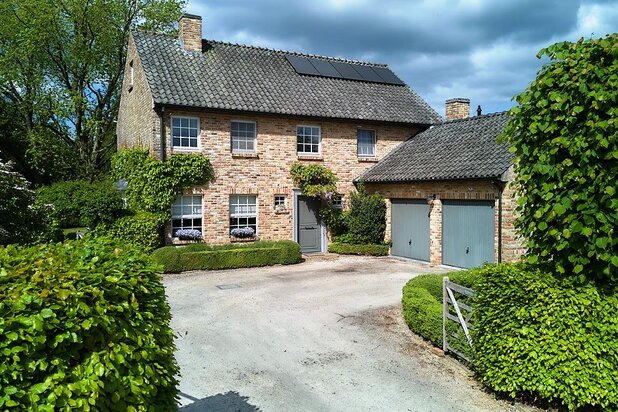 Hedendaags landelijk en rustig wonen in deze opmerkelijke villa met aangelegde tuin.