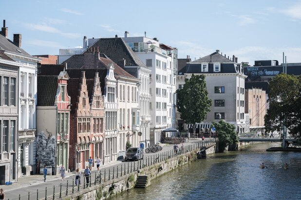 Indrukwekkend stadspaleis met imposant woonvolume, zwembad en parkeermogelijkheden