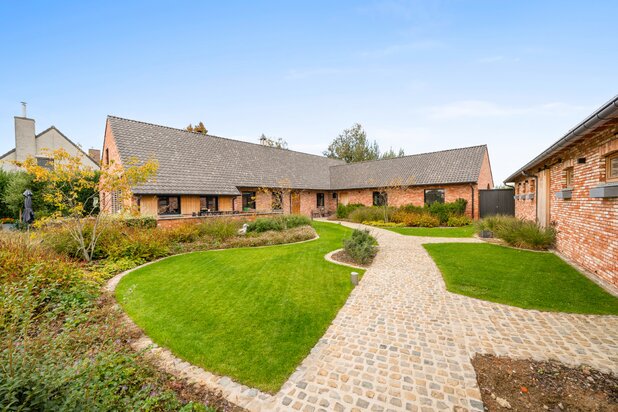Charmante ferme carrée avec piscine, allée et man cave.