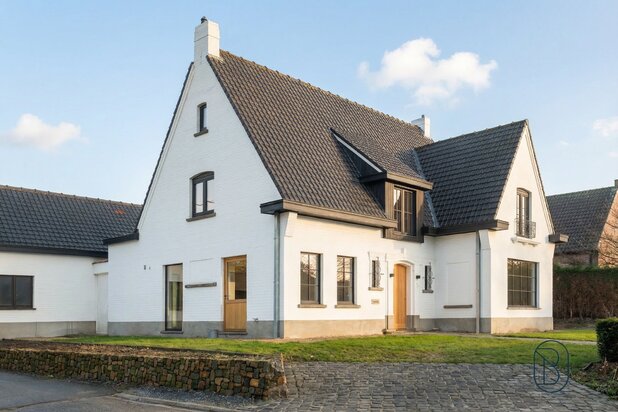 Prachtig gerenoveerde charmante villa met bijgebouw, op 1448m2!