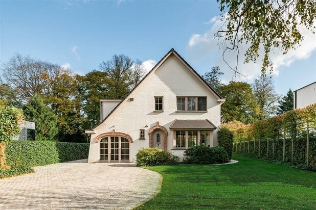 Gerenoveerde villa met bijgebouw op gunstige locatie