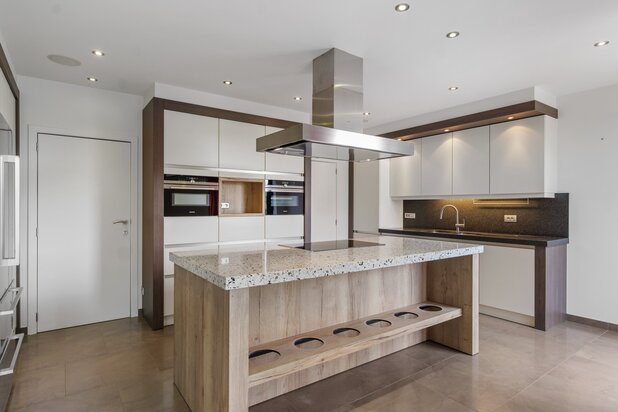 Magazijn met een luxueuze gezinswoning in het landelijke Mater