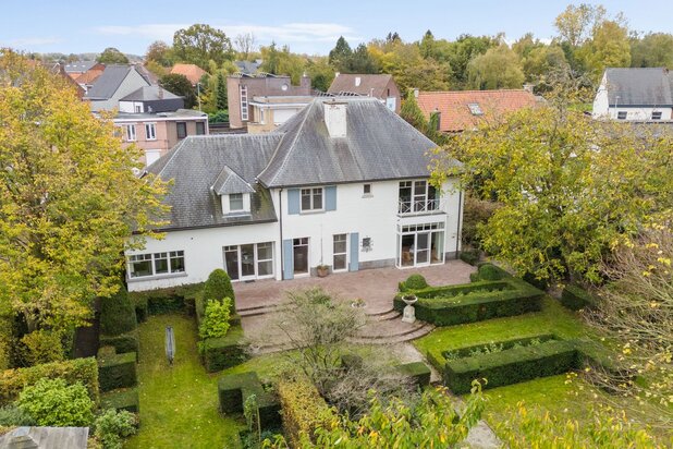 Ruime gezinswoning met zwembad en bureel in Schellebelle (Wichelen)