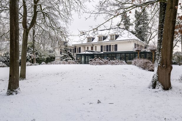 Villa met binnenzwembad en conciërgerie op riant perceel