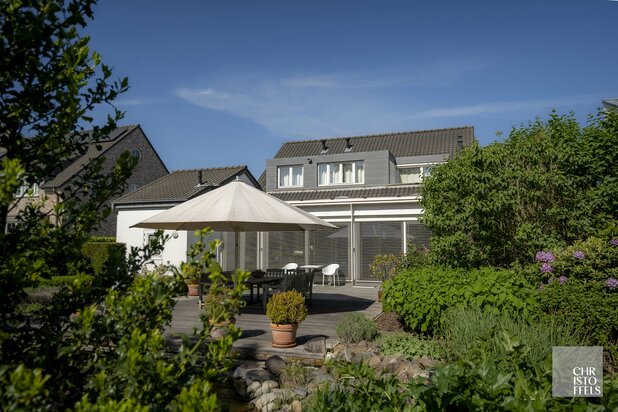 Villa (336m²) met 3 slaapkamers en een zwemvijver op een perceel van 1.219m²! 