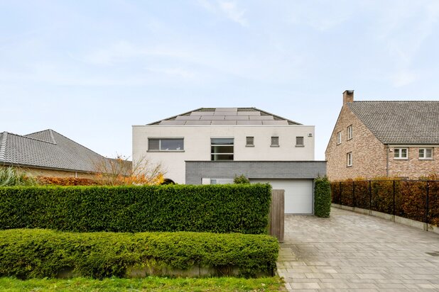 Open bebouwing met zwembad en poolhouse op ruim perceel