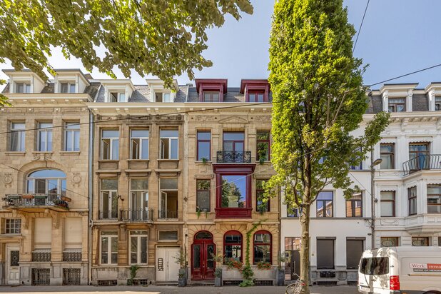 Prachtige gerenoveerde herenwoning van 341 m² in hartje Antwerpen met tal van mogelijkheden: combi wonen/werken of gedeeltelijke verhuurmogelijkheden