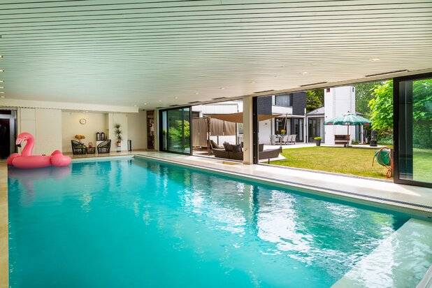 Topgelegen architectenwoning met ruim tuin en binnenzwembad.