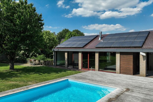 Gelijkvloerse woning met zwembad gebouwd op 4000m² grond