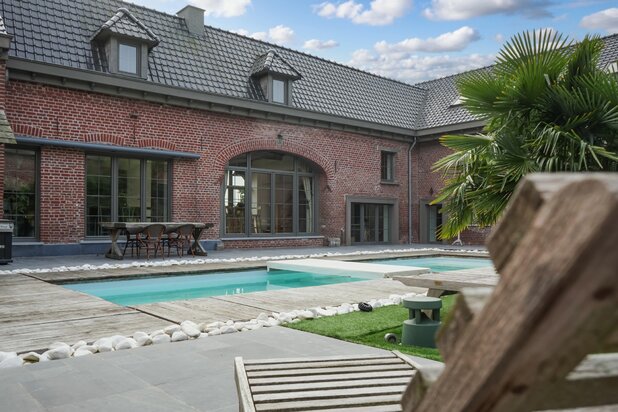 Luxurious Square Farmhouse with 900 m² of Living Space