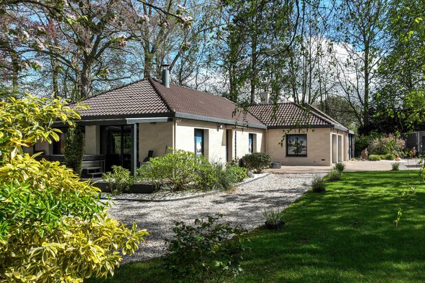 Prachtige bungalow midden in zeer groene omgeving.