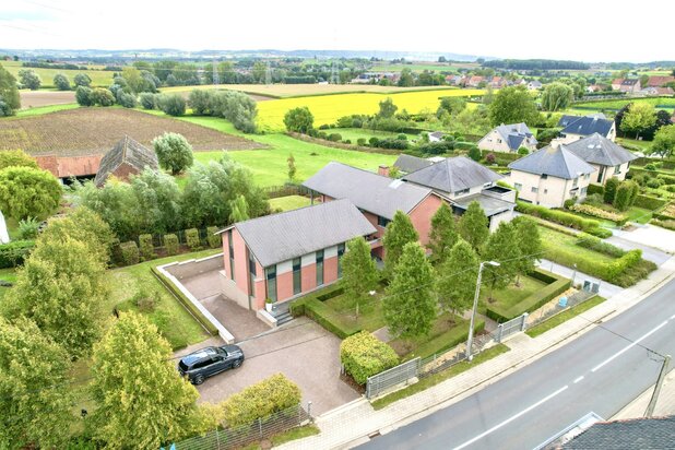 Grote villa met kantoor/praktijkvleugel. 