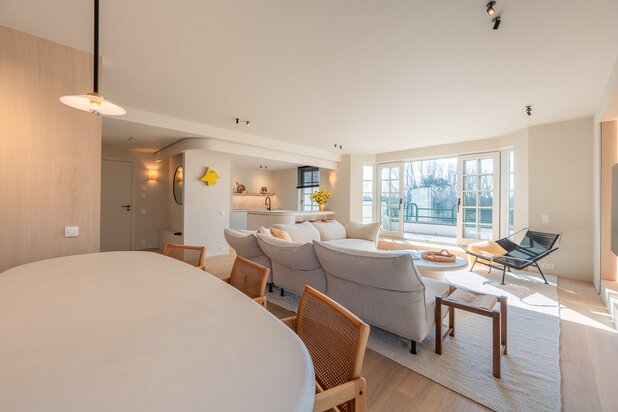 High-end gerenoveerd hoekappartement in het prestigieuze domein Tennis Gardens, vlakbij het strand en de zee.