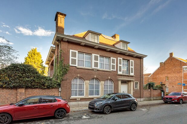 Stadswoning in het centrum met 6 slpks en een grote tuin